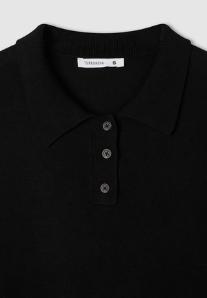 Czarna koszulka polo z dzianiny z klasycznym kołnierzykiem, trzema guzikami oraz metką z marką "Terranova" i rozmiarem S.