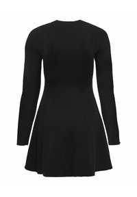 Czarna, dopasowana sukienka z długim rękawem i rozkloszowanym dołem, widziana od tyłu.