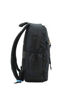 Mochila negra con correas acolchadas, tejido texturizado, bolsillo de malla lateral y un compartimento con cremallera. Diseño compacto y práctico, adecuado para el uso diario.