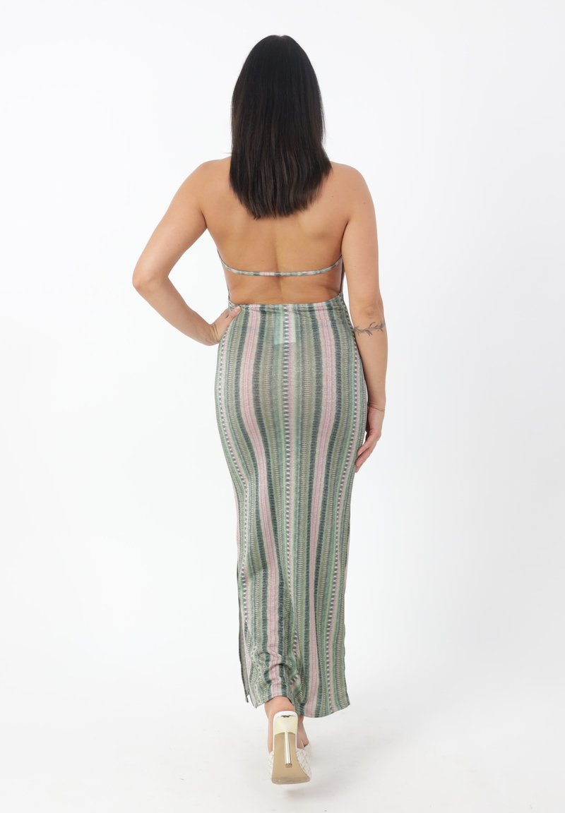 Sukienka w paski w kolorze zielonym, różowym i kremowym, o dopasowanej sylwetce, z odkrytymi plecami i rozcięciem po boku. Wykonana z lekkiego, elastycznego materiału.