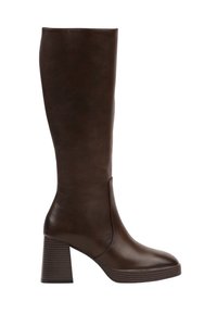 Botte haute en faux cuir marron avec un talon épais et conique, texture lisse et un détail de couture sur le côté. Bout carré et silhouette élégante.