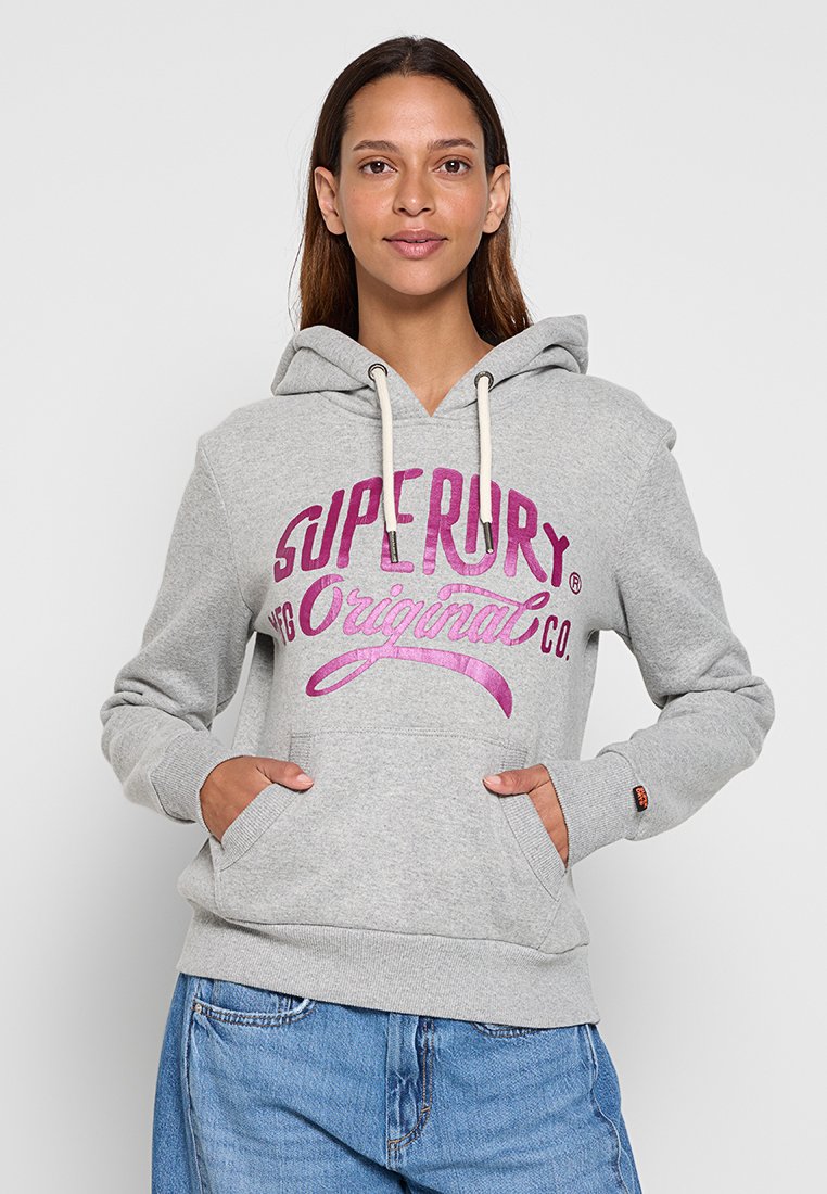 Felpa grigia con tasca frontale, caratterizzata da un logo stampato rosa. Include un cappuccio con cordino e polsini a coste per un fit casual.