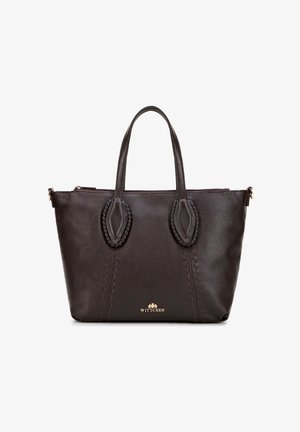 Bruine leren tote bag met dubbele handvatten, textuur oppervlak, decoratieve stiksels en een gouden logo-detail aan de onderkant. Ritssluiting aan de bovenkant.