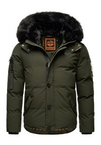 Giacca puffa verde oliva con cappuccio foderato in pelliccia sintetica, bottoni a pressione, tasche laterali e logo a patch sul petto. Presenta una tasca con zip sulla manica.