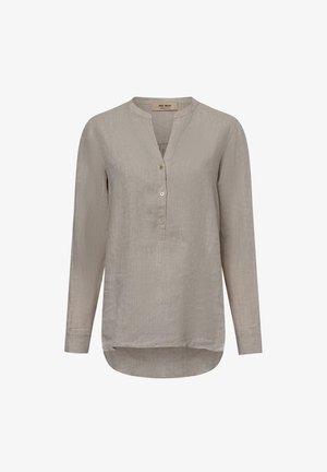 Langärmlige, taupefarbene Bluse mit rundem Ausschnitt, Knopfblende und leicht abgerundetem Saum. Der Stoff hat eine strukturierte Oberfläche.