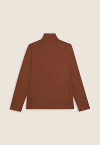 Pullover marrone a maniche lunghe con colletto alto; presenta una texture liscia e dettagli nei pannelli laterali per un design aderente.