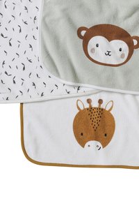 Kinderhandtücher mit braunem Affengesicht auf hellgrünem Stoff, braunem Giraffengesicht auf weißem Stoff und schwarzem Federdesign auf weißem Stoff.