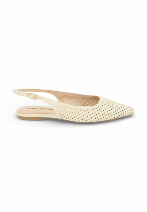 Beige platte slingback met puntige neus, kleine vierkante perforaties en verstelbare gespsluiting, platte zool.