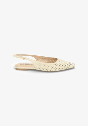 Beige platte slingback met puntige neus, kleine vierkante perforaties en verstelbare gespsluiting, platte zool.