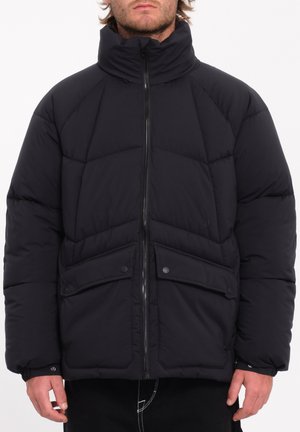 Zwarte pufferjack met een hoge kraag, geborduurd patroon, twee voorkruispockets en ritsopening. Beschikt over elastische manchetten en een iets oversized pasvorm.