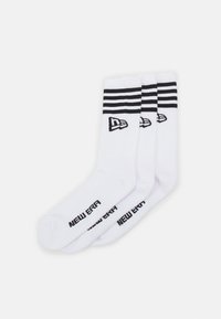 Calcetines de algodón blancos de corte clásico con rayas horizontales negras en la parte superior y texto y logo de "New Era" en negro en el lateral.
