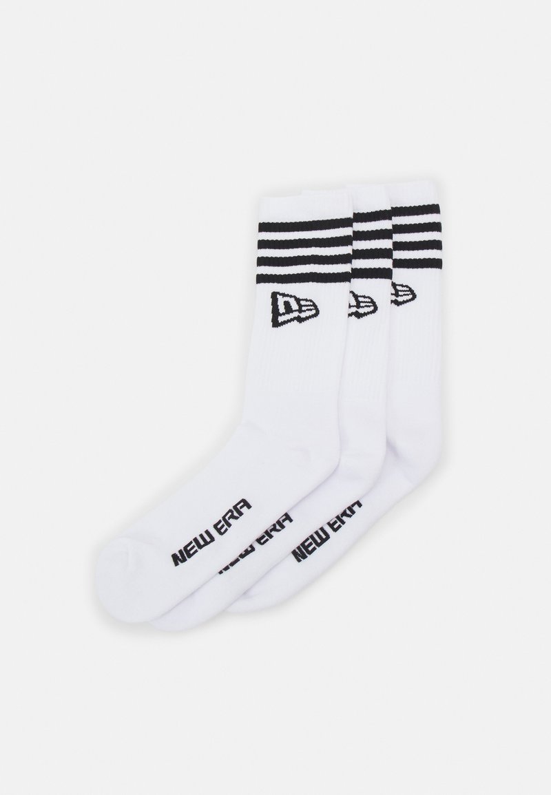Calcetines de algodón blancos de corte clásico con rayas horizontales negras en la parte superior y texto y logo de "New Era" en negro en el lateral.
