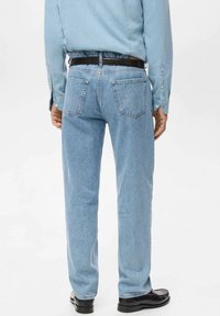 Vaqueros de mezclilla azul claro con diseño de pierna recta, dos bolsillos traseros y un cinturón negro. La tela tiene una textura suave y un acabado desgastado.