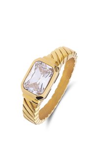 Gouden ring met een rechthoekige heldere steen, voorzien van een gedraaide bandontwerp en een gladde binnenkant. De steen is duidelijk gezet.