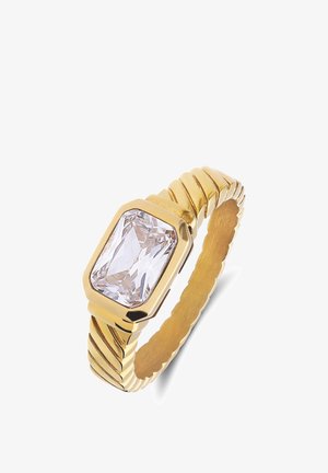 Gouden ring met een rechthoekige heldere steen, voorzien van een gedraaide bandontwerp en een gladde binnenkant. De steen is duidelijk gezet.