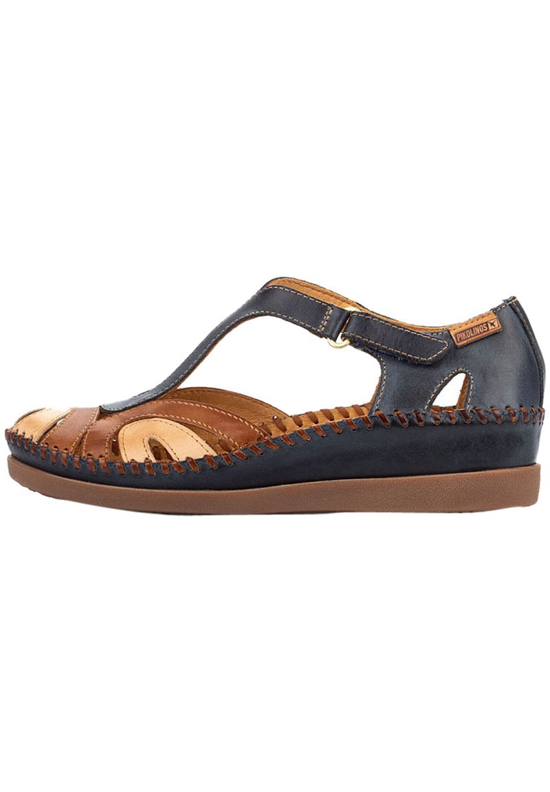 Sandal en cuir marron et marine avec design découpé, accents cousus, sangle ajustable et semelle en caoutchouc plate.