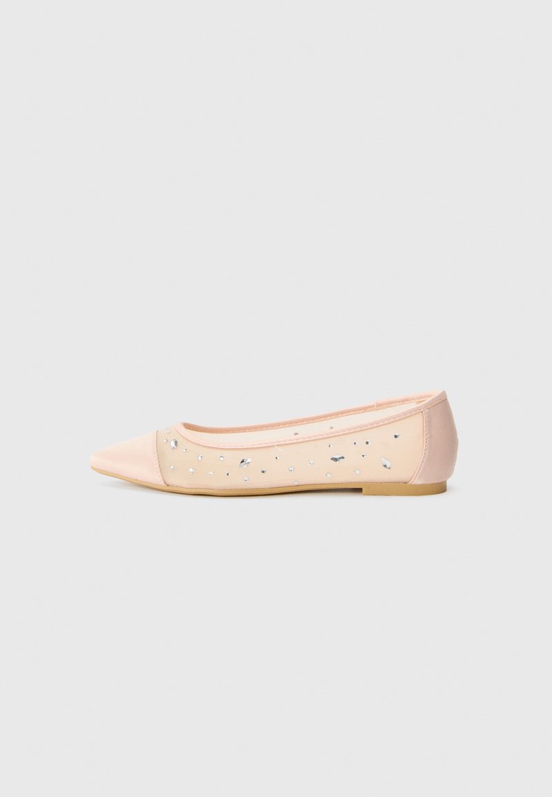 Ballet flat kärjellä nude- ja vaaleanpunaisessa kankaassa, jossa on hopeakoristeita. Liukas pinta, matala kanta ja virtaviivainen muotoilu.