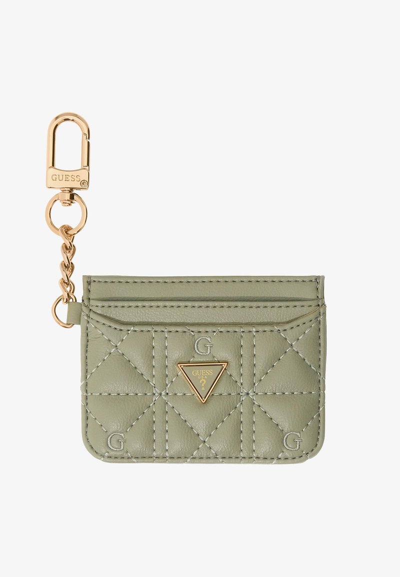 Petit porte-cartes en cuir matelassé vert olive avec un triangle logo Guess doré et un mousqueton doré fixé.