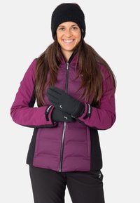 Lila und schwarze isolierte Jacke mit hohem Kragen, schwarze Handschuhe und eine gestrickte schwarze Mütze, mit verschränkten Armen gezeigt. Glatte Textur.