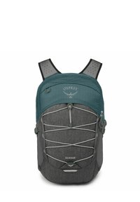 Zaino teal e grigio con una finitura testurizzata, spallacci in rete, cordino bungee frontale e logo Osprey in alto. Presenta tasche con zip.