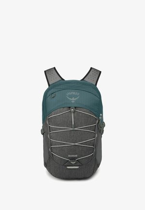 Sac à dos teal et gris avec une finition texturée, des bretelles en maille, un cordon élastique à l'avant et un logo Osprey en haut. Comprend des poches zippées.