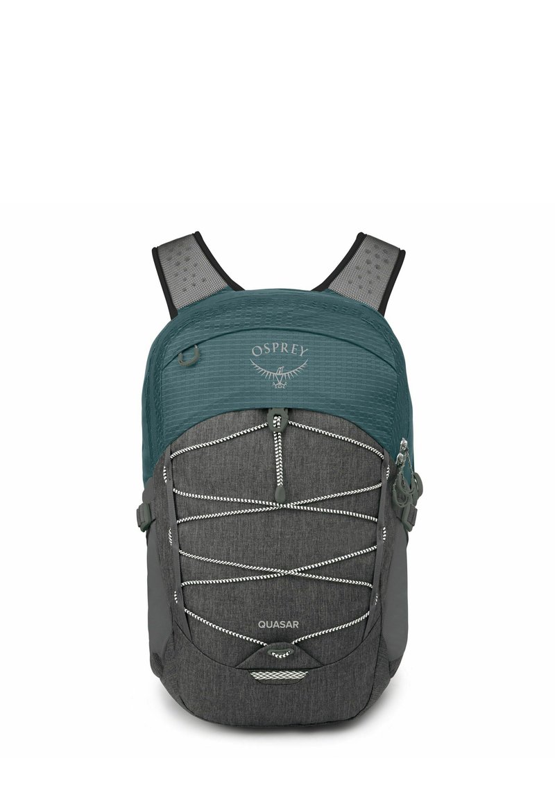 Zaino teal e grigio con una finitura testurizzata, spallacci in rete, cordino bungee frontale e logo Osprey in alto. Presenta tasche con zip.