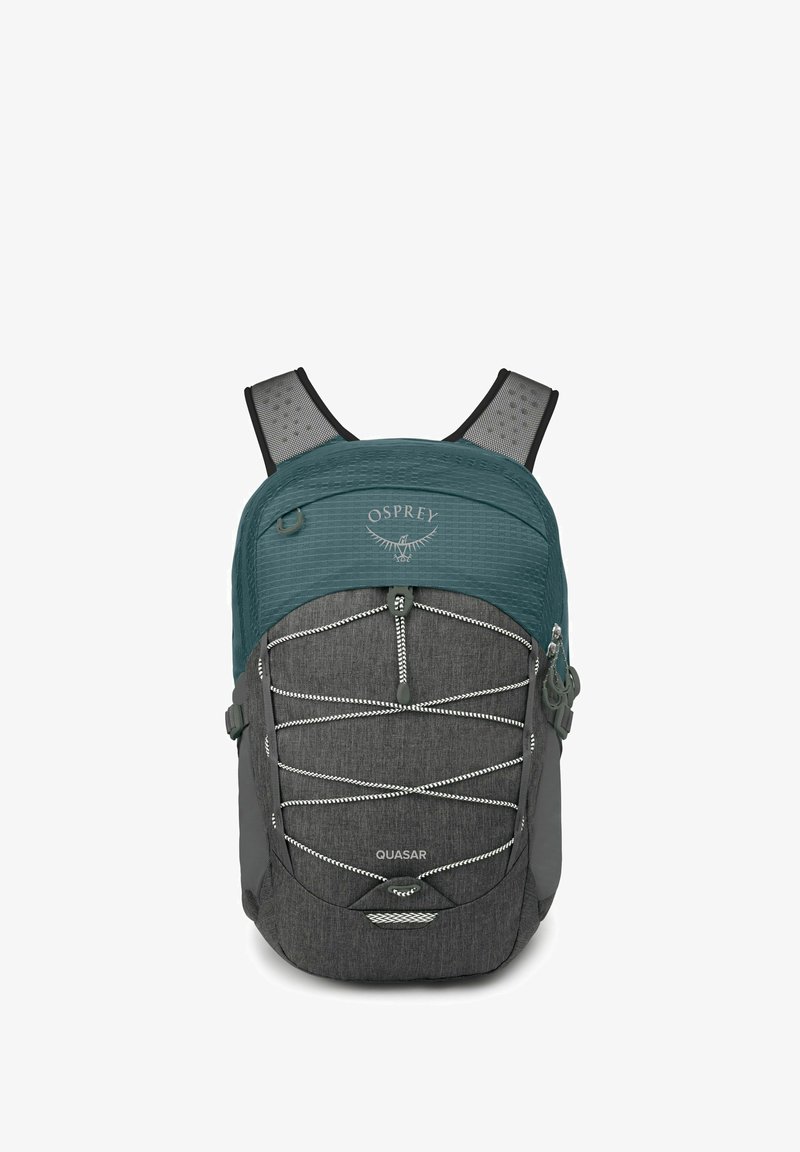 Zaino teal e grigio con una finitura testurizzata, spallacci in rete, cordino bungee frontale e logo Osprey in alto. Presenta tasche con zip.