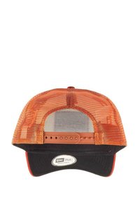 Verstellbare Baseballmütze mit einem orangefarbenen Netzrücken, schwarzer Vorderseite und gebogenem Schirm. Besitzt ein Logopatch auf der Unterseite.