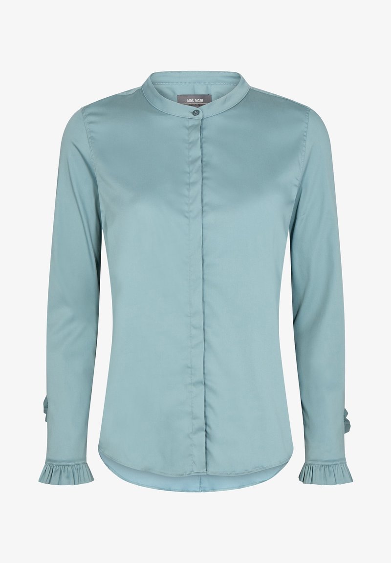 Blouse bleu clair à manches longues avec col rond, boutons cachés sur le devant et petits poignets froncés aux manches.