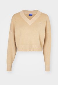 Krótkie beżowe sweter z dekoltem w kształcie V, z prążkowanymi mankietami i dołem, z małym, haftowanym logo na piersi w miękkim, teksturowanym materiale.