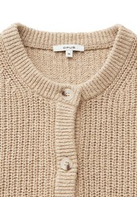 Beige gebreid vest met ronde halslijn, twee grote knopen en het merkembleem "OPUS" maat 36 bij de kraag.