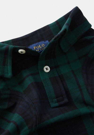 Kołnierz koszuli na guziki w ciemnozieloną i czarną kratę z dwoma białymi guzikami i niebieską metką Polo Ralph Lauren wewnątrz.