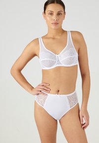 Soutien-gorge blanc avec des détails en dentelle et des larges bretelles ; culotte taille haute assortie avec des accents en dentelle et un petit nœud à l'avant. Texture lisse.