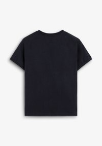 Camiseta negra lisa de manga corta y cuello redondo, extendida en plano, mostrando la parte posterior sobre un fondo blanco.