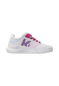 Chaussure de sport blanche avec des accents roses, en matériau mesh et synthétique, design à lacets, semelle texturée et logo stylisé sur le côté.