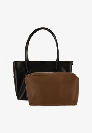 Zwarte tote tas met twee handvatten en een apart rechthoekig bruin ritstasje aan de voorkant op een witte achtergrond geplaatst.