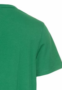 Grøn bomulds t-shirt med rund halsudskæring og korte ærmer, med en glat tekstur og minimale syninger på sømmene.