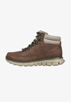 Botas de tobillo marrones hechas de cuero texturizado con un suave cuello de fleece gris, que presentan ojales de metal, cordones grises y una suela flexible y ligera.