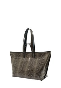 Svart och grå syntetisk toteväska med ett ormskinsmönster. Har två robusta handtag och en strukturerad design med en glansig yta.