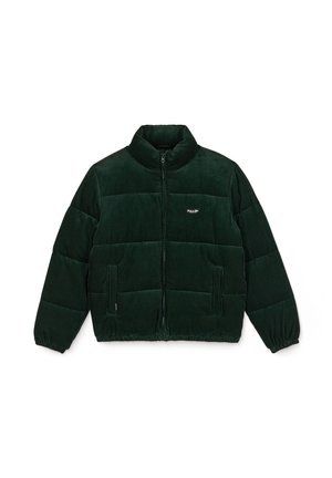 Donkergroene corduroy pufferjas met een hoge kraag, een ritssluiting aan de voorkant en elastische manchetten. Heeft gestikte panelen en zijzakken.