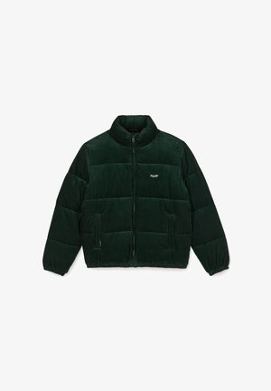 Dunkelgrüne Cordjacke mit Steppung, hohem Kragen, Reißverschluss vorne und elastischen Bündchen. Mit gesteppten Paneelen und seitlichen Taschen.