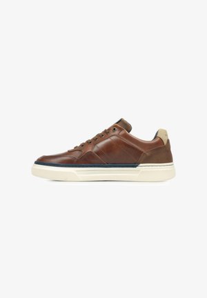 Braune Ledersneaker mit niedrigem Profil, featuring eine glatte Oberfläche, runde Schnürsenkel und eine cremefarbene Gummisohle. Deutlich kontrastierende dunkle Akzente vorhanden.