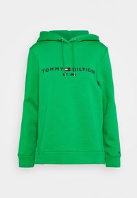 Sudadera verde hecha de un tejido suave que presenta una capucha con cordón, puños acanalados y una impresión del logotipo "TOMMY HILFIGER" a lo largo del pecho.