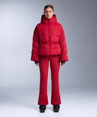 Rode pufferjas met hoge kraag en ingesnoerde taille, gecombineerd met bijpassende rode strakke broek. Kenmerkt zich door een gladde textuur en een gestructureerde silhouet.