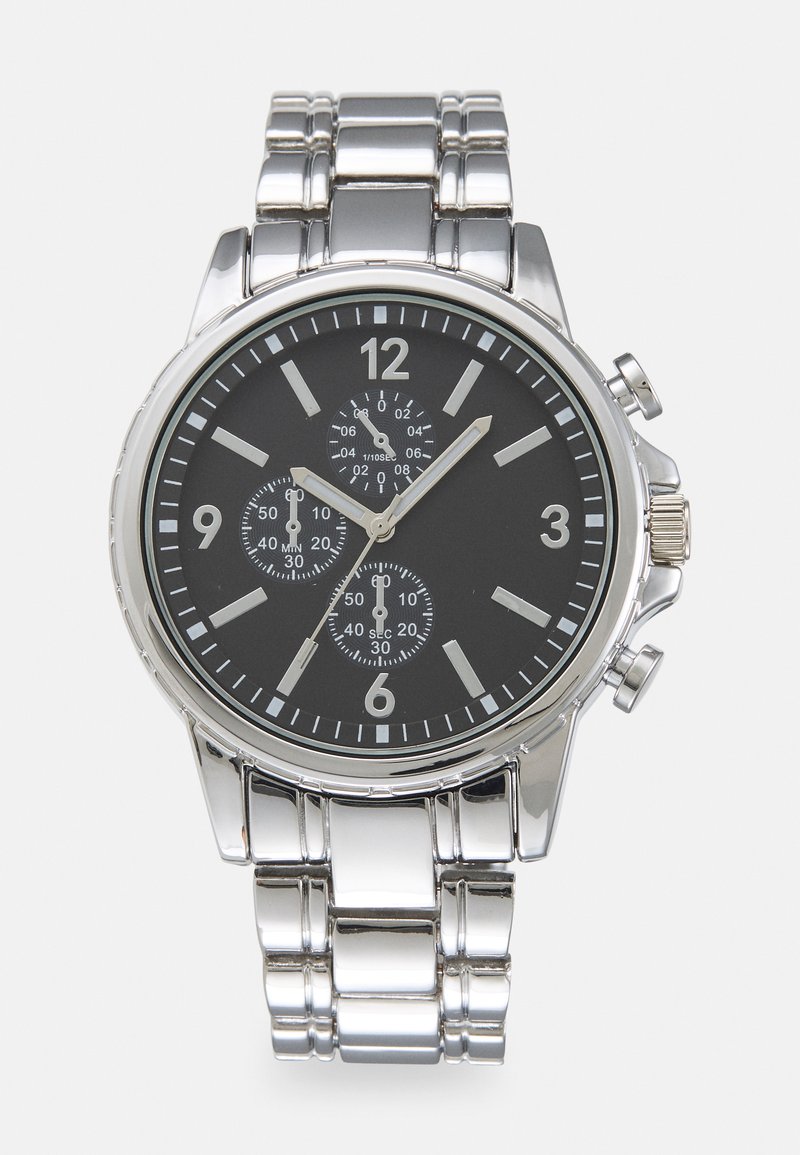 Montre chronographe en acier inoxydable argenté avec un cadran noir, présentant des index horaires blancs, trois sous-cadrans et un bracelet à maillons texturé.