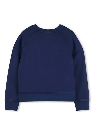 Μακρυμάνικο φούτερ σε ναυτικό μπλε χρώμα, λαιμόκοψη crew, ριμπ μανσέτες και τελείωμα, εμφανείς ραφές στην πλάτη, τοποθετημένο επίπεδα σε λευκό φόντο.