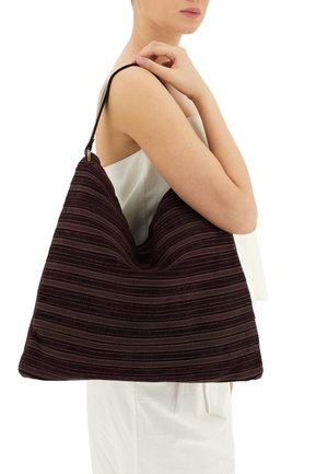 Borsa a spalla in tessuto a strisce viola con una forma morbida, caratterizzata da una tracolla in pelle nera e dettagli di cucitura discreti.