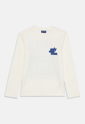 Witte langemouw T-shirt met ronde hals en klein blauw "only and sons." logo op de bovenste linkerborst.