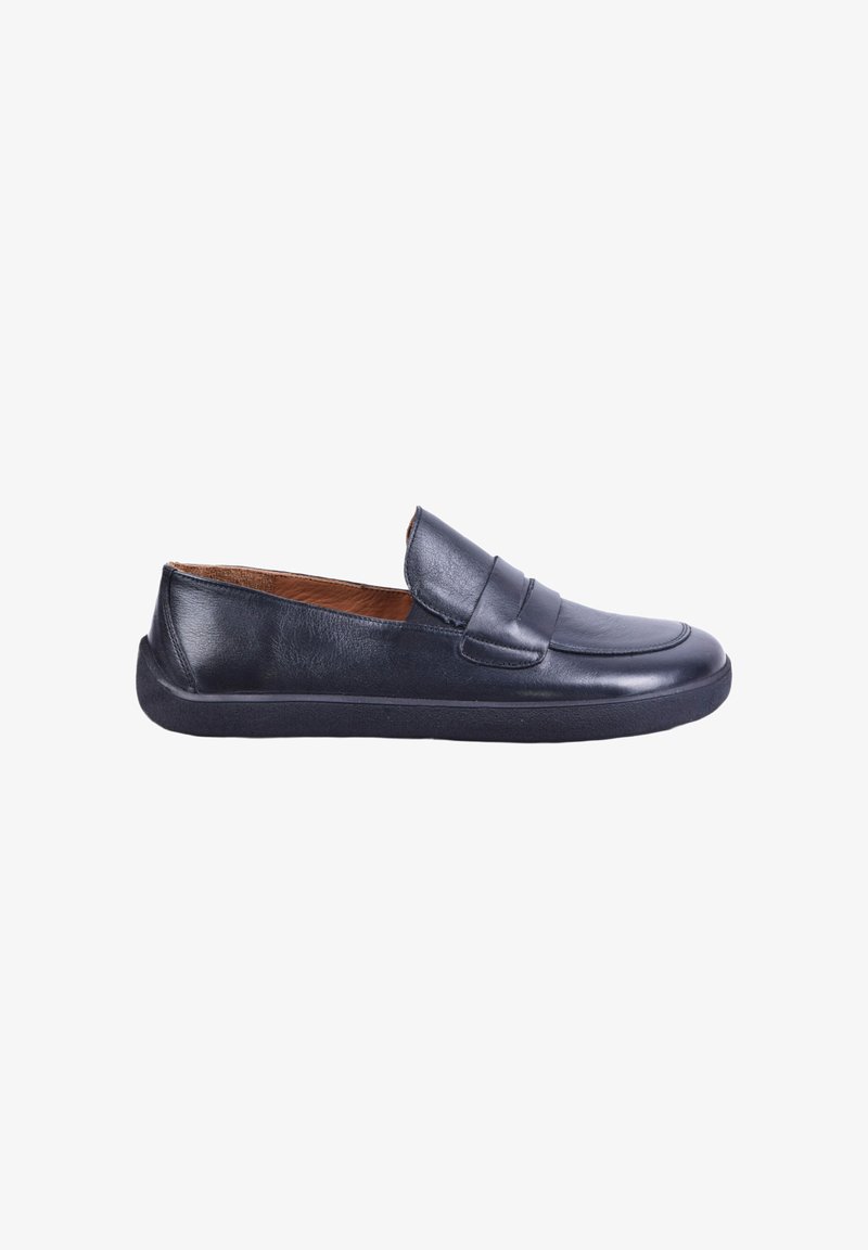 Mocassin en cuir noir à enfiler avec bout arrondi et semelle basse en caoutchouc, présenté de profil sur fond blanc.