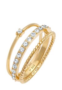 Goldfarbene Stapelringe mit klaren Edelsteinen, verdrehtem Design und glatten Oberflächen. Mit "925" gekennzeichnet, was auf den Silbergehalt hinweist.
